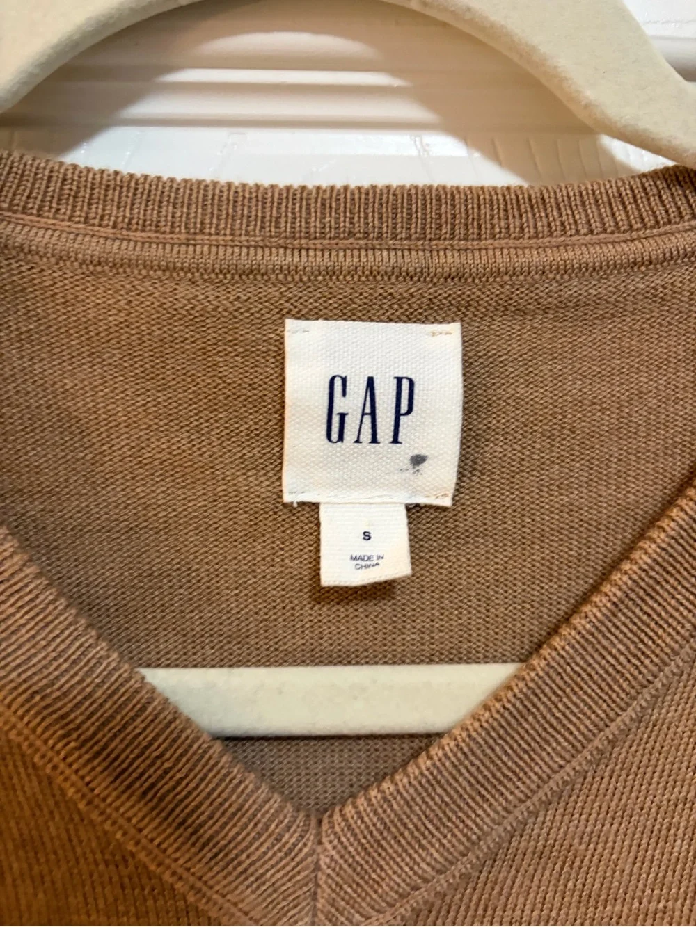 GAP Men's V-Neck Sweater – Camel Brown